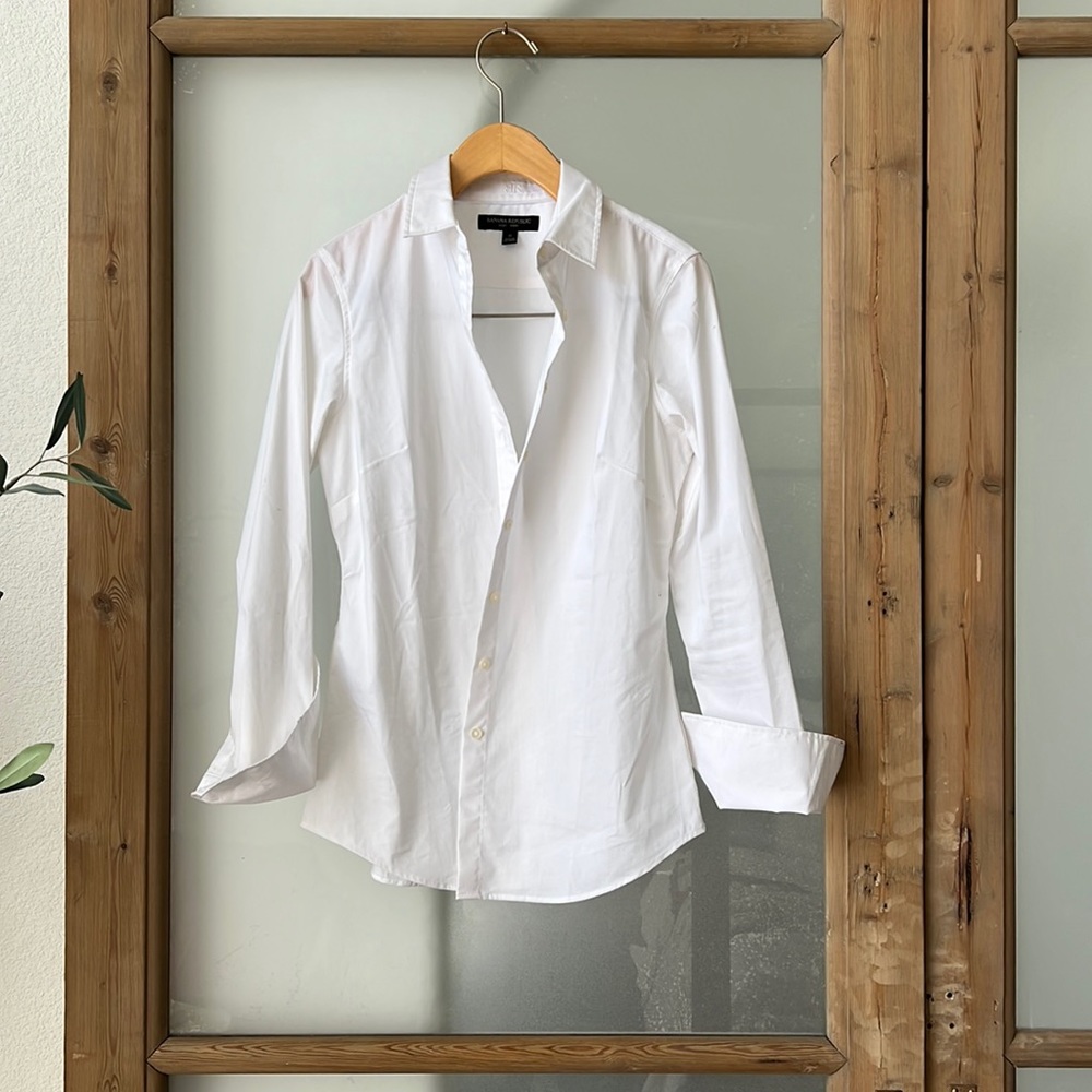Banana Republic “Riley” shirt, size 0, crisp white tailored fit with tan buttons
